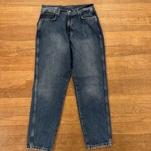 Arizona Highest Rise medium wash straight leg mom jeans pants juniors sz 11
 b49